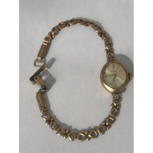 510 - A HALLMARKED 9CT GOLD LADIES ACCURIST WATCH ON A 9CT GOLD BRACELET WITH A 21 JEWEL MOVEMENT, GROSS W... 