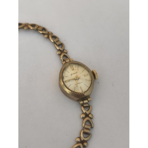 510 - A HALLMARKED 9CT GOLD LADIES ACCURIST WATCH ON A 9CT GOLD BRACELET WITH A 21 JEWEL MOVEMENT, GROSS W... 