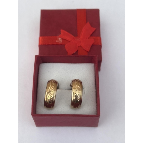 512 - A PAIR OF 9CT GOLD HALF MOON EARRINGS COMPLETE WITH GOLD BUTTERFLY BACKS AND PRESENTATION BOX, WEIGH... 