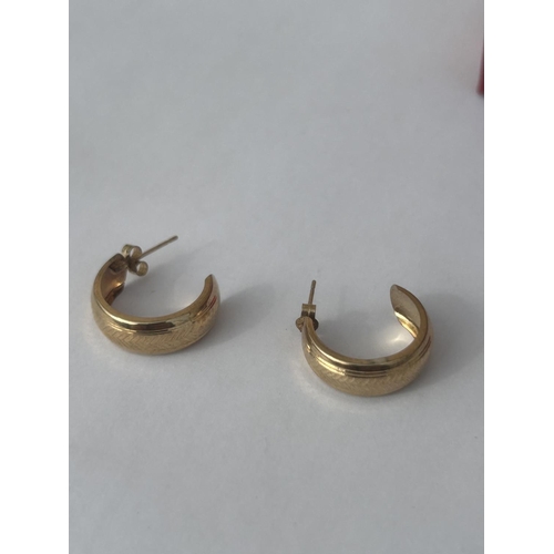 512 - A PAIR OF 9CT GOLD HALF MOON EARRINGS COMPLETE WITH GOLD BUTTERFLY BACKS AND PRESENTATION BOX, WEIGH... 