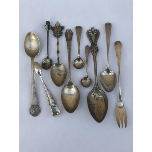 515 - A COLLECTION OF HALLMARKED SILVER ITEMS TO INCLUDE SPOONS, SUGAR TONGS, ETC, WEIGHT 118 G