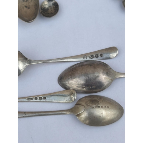 515 - A COLLECTION OF HALLMARKED SILVER ITEMS TO INCLUDE SPOONS, SUGAR TONGS, ETC, WEIGHT 118 G