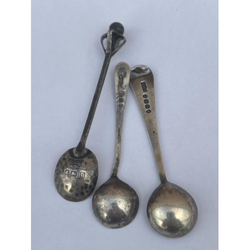 515 - A COLLECTION OF HALLMARKED SILVER ITEMS TO INCLUDE SPOONS, SUGAR TONGS, ETC, WEIGHT 118 G