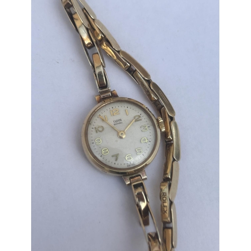 516 - A LADIES TUDOR ROYAL, MADE BY ROLEX HALLMARKED 9CT GOLD WATCH AND 9CT GOLD BRACELET, EDINBURGH 1965,... 