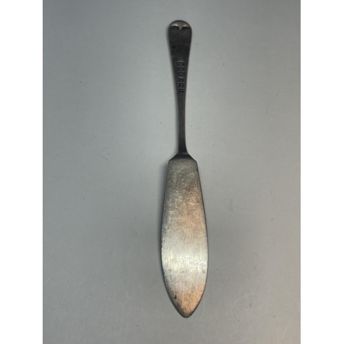 93 - TWO HALLMARKED BIRMINGHAM ITEMS TO INCLUDE SILVER BUTTER KNIFE AND A SET OF TONGS GROSS WEIGHT 25.4 ... 