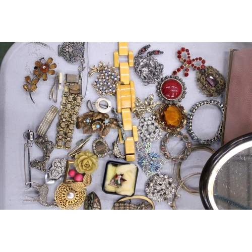 102 - A QUANTITY OF COSTUME JEWELLERY TO INCLUDE BROOCHES, BANGLES, BRACELETS, ETC PLUS A SMALL WOOD AND B... 