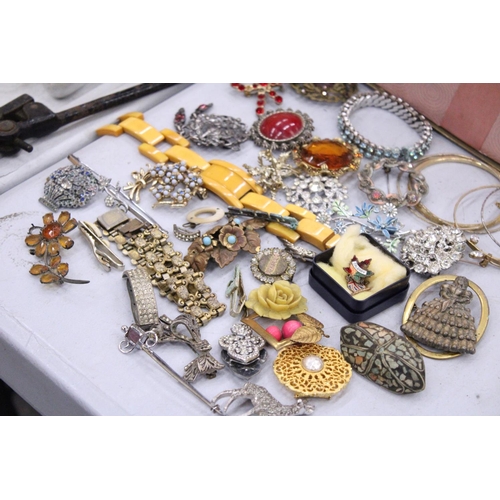 102 - A QUANTITY OF COSTUME JEWELLERY TO INCLUDE BROOCHES, BANGLES, BRACELETS, ETC PLUS A SMALL WOOD AND B... 