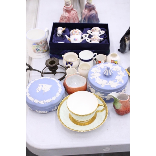 113 - A MIXED LOT TO INCLUDE TWO WEDGEWOOD TRINKET BOXES, A LEONARDO COLLECTION MINIATURE TEASET, CRESTED ... 