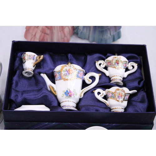 113 - A MIXED LOT TO INCLUDE TWO WEDGEWOOD TRINKET BOXES, A LEONARDO COLLECTION MINIATURE TEASET, CRESTED ... 