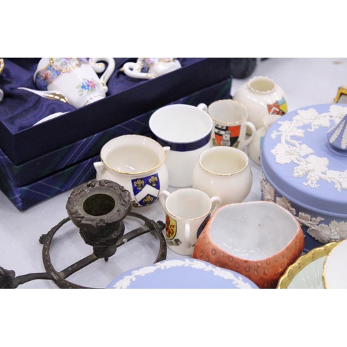 113 - A MIXED LOT TO INCLUDE TWO WEDGEWOOD TRINKET BOXES, A LEONARDO COLLECTION MINIATURE TEASET, CRESTED ... 