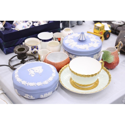 113 - A MIXED LOT TO INCLUDE TWO WEDGEWOOD TRINKET BOXES, A LEONARDO COLLECTION MINIATURE TEASET, CRESTED ... 