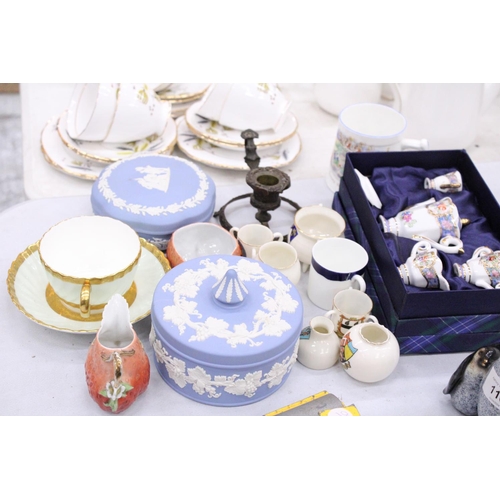 113 - A MIXED LOT TO INCLUDE TWO WEDGEWOOD TRINKET BOXES, A LEONARDO COLLECTION MINIATURE TEASET, CRESTED ... 