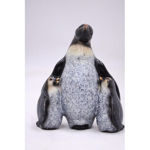 116 - A STUDIO ART PENGUIN FIGURE 