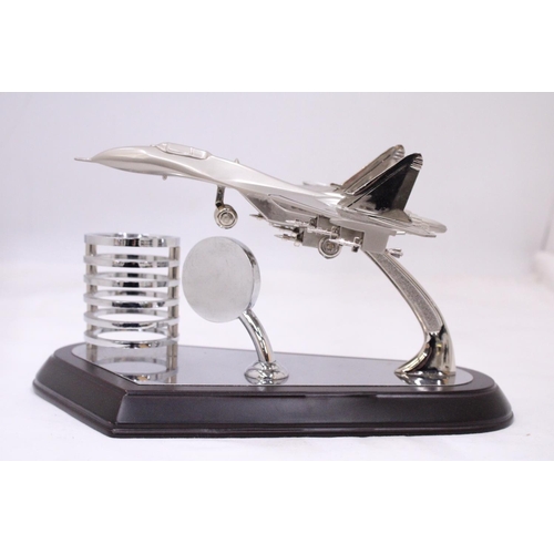 122 - AN F15 DESKTOP MODEL AIRCRAFT PLANE, CLOCK AND PEN HOLDER