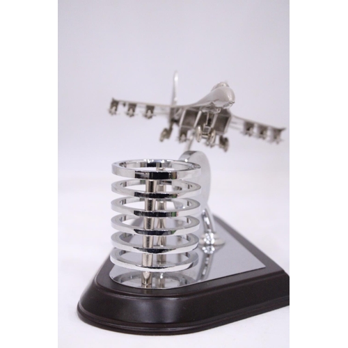 122 - AN F15 DESKTOP MODEL AIRCRAFT PLANE, CLOCK AND PEN HOLDER