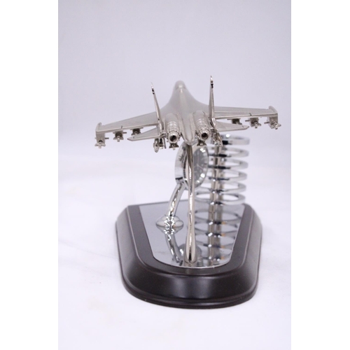 122 - AN F15 DESKTOP MODEL AIRCRAFT PLANE, CLOCK AND PEN HOLDER