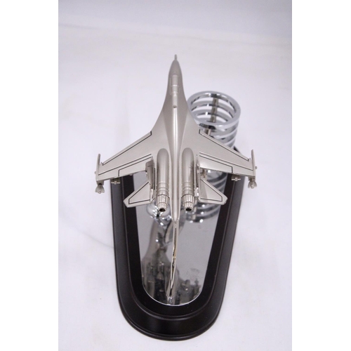 122 - AN F15 DESKTOP MODEL AIRCRAFT PLANE, CLOCK AND PEN HOLDER