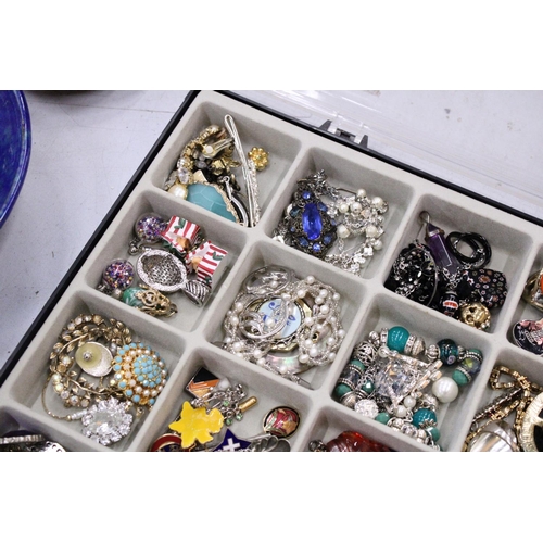 134 - A QUANTITY OF COSTUME JEWELLERY IN DISPLAY CASE