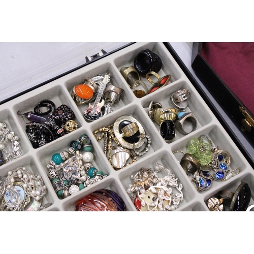 134 - A QUANTITY OF COSTUME JEWELLERY IN DISPLAY CASE