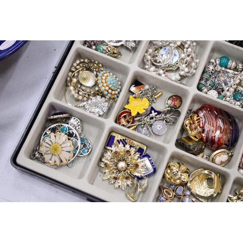 134 - A QUANTITY OF COSTUME JEWELLERY IN DISPLAY CASE