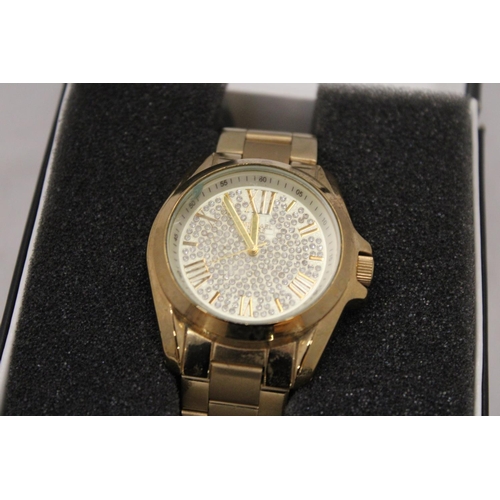 142 - A MICHAEL KORS STYLE GOLD COLOURED WATCH IN PRESENTATION BOX