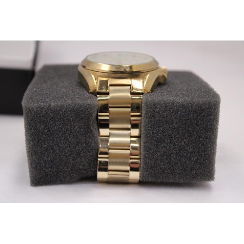 142 - A MICHAEL KORS STYLE GOLD COLOURED WATCH IN PRESENTATION BOX