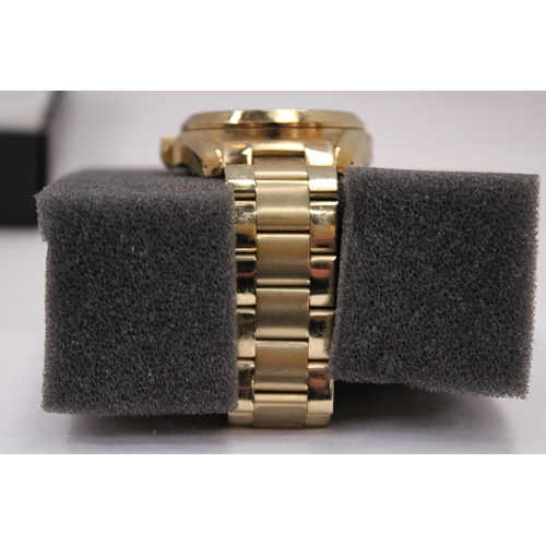 142 - A MICHAEL KORS STYLE GOLD COLOURED WATCH IN PRESENTATION BOX