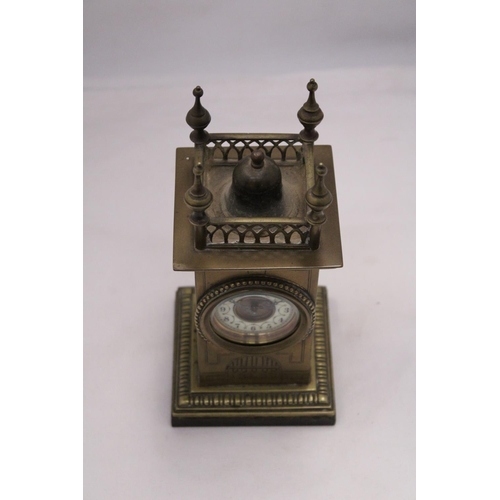 144 - A VINTAGE BRASS MANTEL CLOCK ON A MARBLE BASE, WITH FOUR SPIRES TO THE TOP. WORKING WHEN CATALOGUED ... 