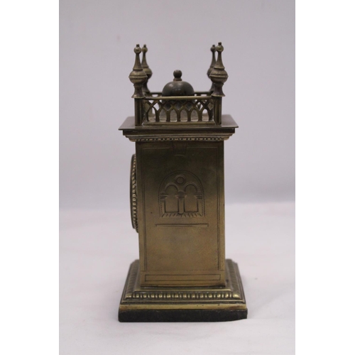 144 - A VINTAGE BRASS MANTEL CLOCK ON A MARBLE BASE, WITH FOUR SPIRES TO THE TOP. WORKING WHEN CATALOGUED ... 