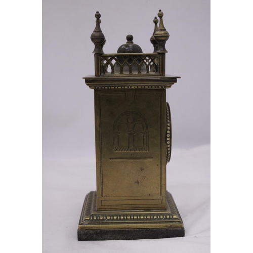 144 - A VINTAGE BRASS MANTEL CLOCK ON A MARBLE BASE, WITH FOUR SPIRES TO THE TOP. WORKING WHEN CATALOGUED ... 