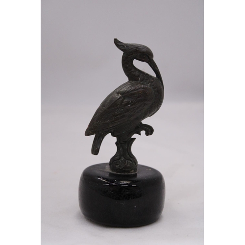 148 - AN ORIENTAL BRONZE HERON ON A MARBLE BASE -APPROXIMATLEY 13CM