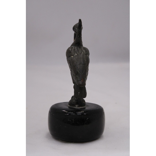 148 - AN ORIENTAL BRONZE HERON ON A MARBLE BASE -APPROXIMATLEY 13CM