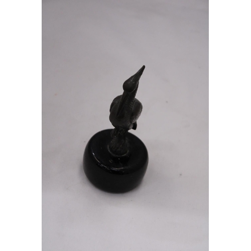 148 - AN ORIENTAL BRONZE HERON ON A MARBLE BASE -APPROXIMATLEY 13CM