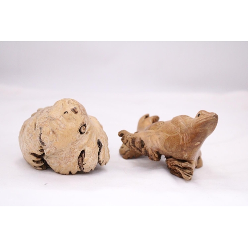 153 - A VINTAGE CARVED DRIFTWOOD WOOD FROG AND LIZARD