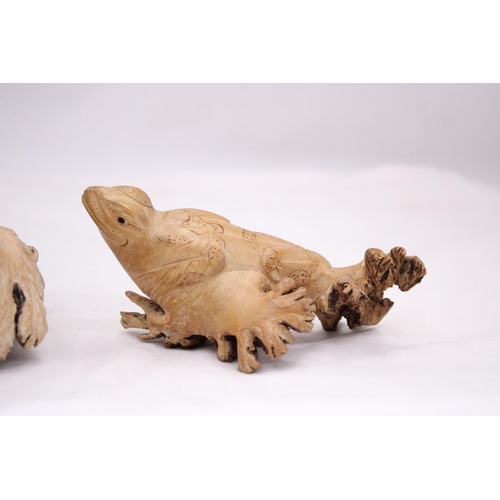 153 - A VINTAGE CARVED DRIFTWOOD WOOD FROG AND LIZARD