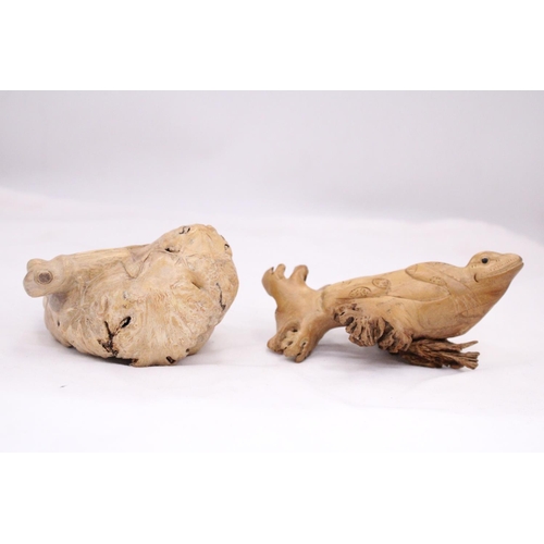 153 - A VINTAGE CARVED DRIFTWOOD WOOD FROG AND LIZARD