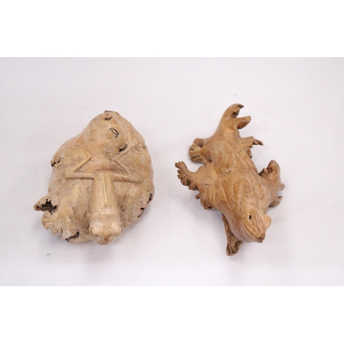 153 - A VINTAGE CARVED DRIFTWOOD WOOD FROG AND LIZARD