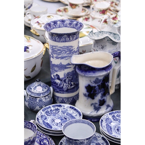 160 - A LARGE QUANTITY OF ORIENTAL STYLE BLUE AND WHITE TO INCLUDE CUPS,SAUCERS,SIDE PLATES PLUS A JUG AND... 