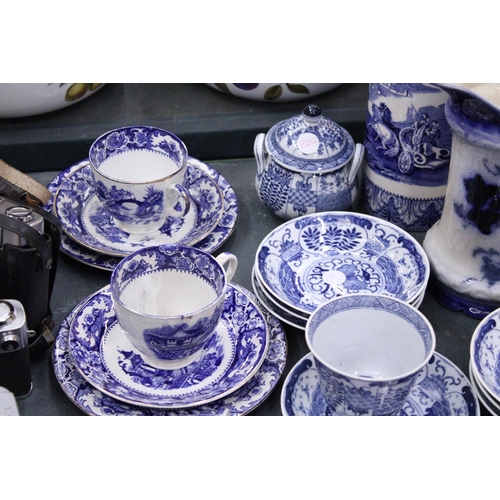 160 - A LARGE QUANTITY OF ORIENTAL STYLE BLUE AND WHITE TO INCLUDE CUPS,SAUCERS,SIDE PLATES PLUS A JUG AND... 