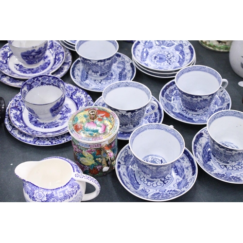 160 - A LARGE QUANTITY OF ORIENTAL STYLE BLUE AND WHITE TO INCLUDE CUPS,SAUCERS,SIDE PLATES PLUS A JUG AND... 