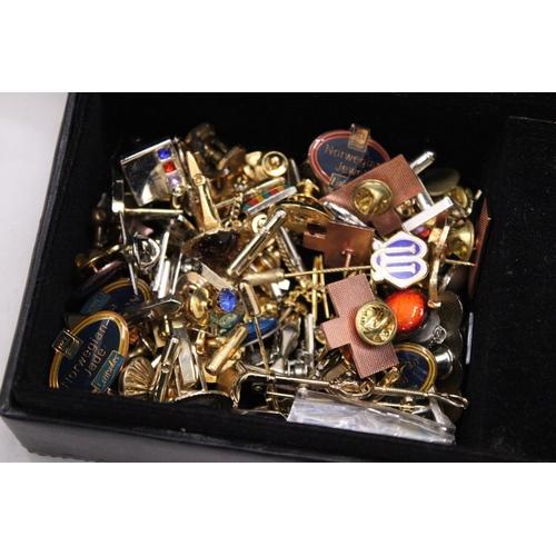 166 - A LEATHER BOX OF TIE STUDS