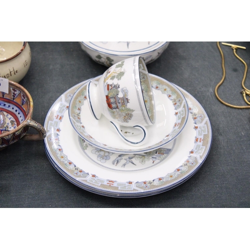 168 - A PART ORIENTAL STYLE WEDGWOOD DINNER SERVICE TO INCLUDE A GRAVY JUG, CUP, PLATES ETC