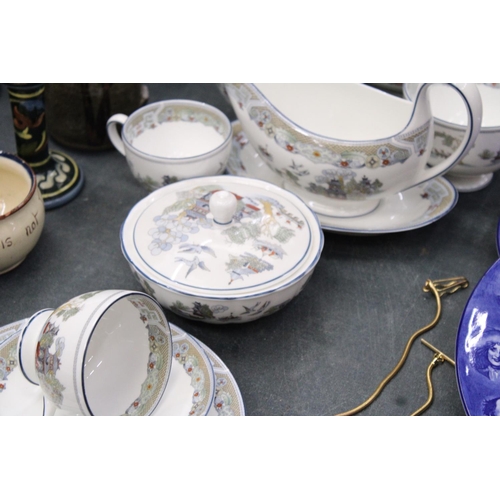 168 - A PART ORIENTAL STYLE WEDGWOOD DINNER SERVICE TO INCLUDE A GRAVY JUG, CUP, PLATES ETC