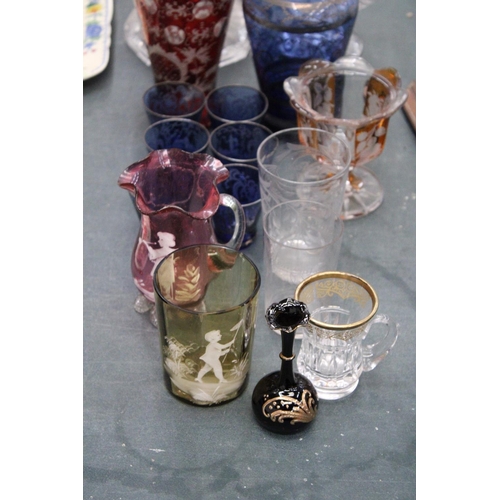 175 - A MIXED LOT OF GLASSWARE TO INCLUDE A BLUE BOHEMIAN STYLE VASE, CRANBERRY JUG, SIX SHOT GLASSES ETC