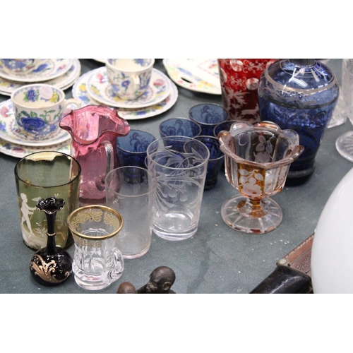 175 - A MIXED LOT OF GLASSWARE TO INCLUDE A BLUE BOHEMIAN STYLE VASE, CRANBERRY JUG, SIX SHOT GLASSES ETC