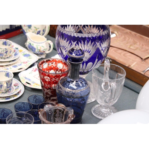 175 - A MIXED LOT OF GLASSWARE TO INCLUDE A BLUE BOHEMIAN STYLE VASE, CRANBERRY JUG, SIX SHOT GLASSES ETC