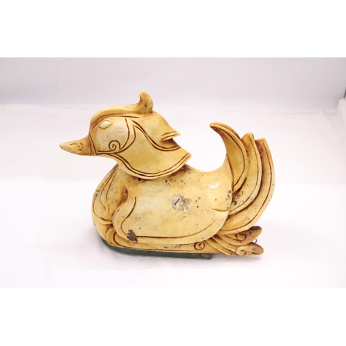 204 - A LARGE HEAVY ORIENTAL STYLE MANDARINE DUCK, HEIGHT 21CM, LENGTH 26CM