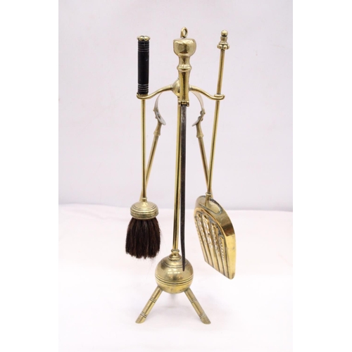 255 - A 1930'S TRIPOD BRASS COMPANION SET