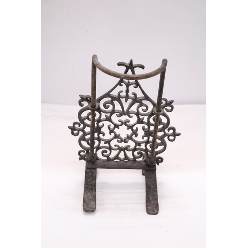 256 - A VINTAGE CAST IRON ADJUSTABLE TRIVET