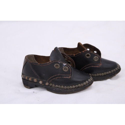 270 - A PAIR OF VICTORIAN STYLE LEATHER (HANDMADE) CHILDREN'S SHOES